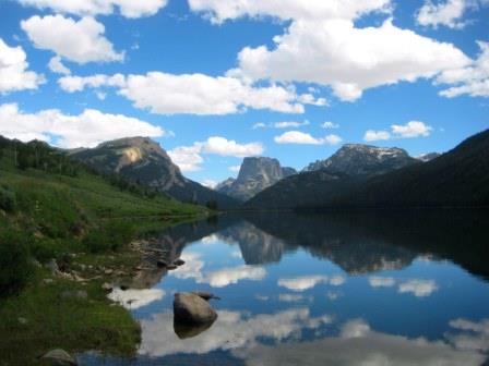 Beautiful scenery on Green River Lakes in the Wind River mountain range